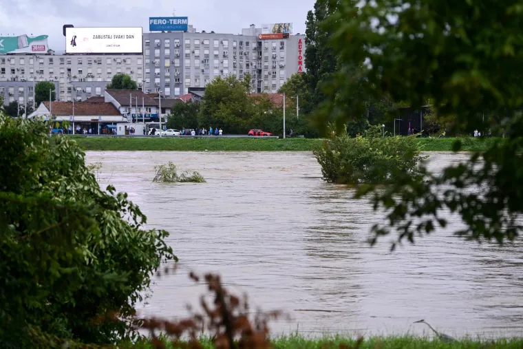 Zabrinuti Zagrepčani masovno dolaze na Savu provjeravati kakvo je stanje: Kroz metropolu upravo prolazi vrhunac vodenog vala