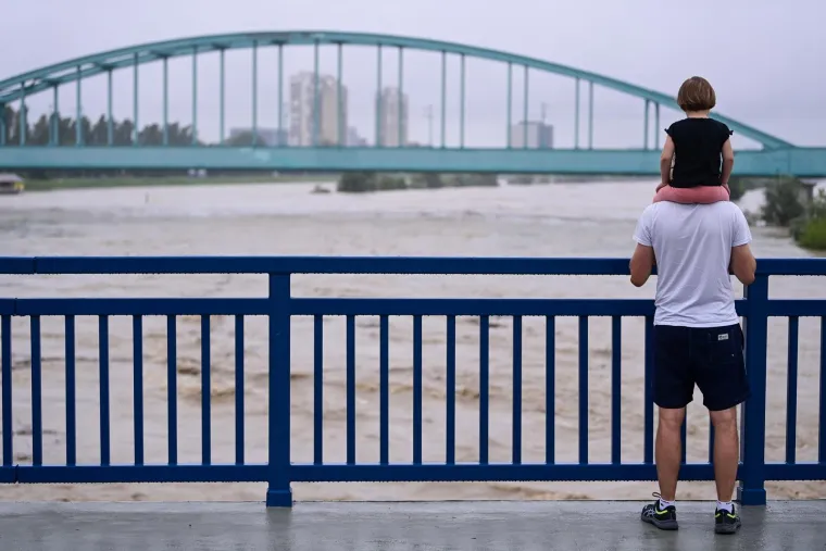 Zabrinuti Zagrepčani masovno dolaze na Savu provjeravati kakvo je stanje: Kroz metropolu upravo prolazi vrhunac vodenog vala