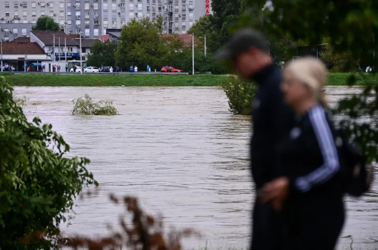 Zabrinuti Zagrepčani masovno dolaze na Savu provjeravati kakvo je stanje: Kroz metropolu upravo prolazi vrhunac vodenog vala