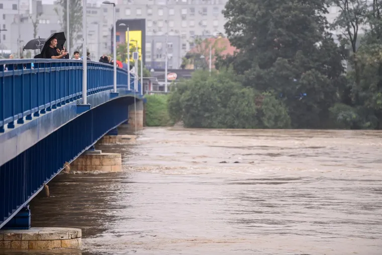 Zabrinuti Zagrepčani masovno dolaze na Savu provjeravati kakvo je stanje: Kroz metropolu upravo prolazi vrhunac vodenog vala