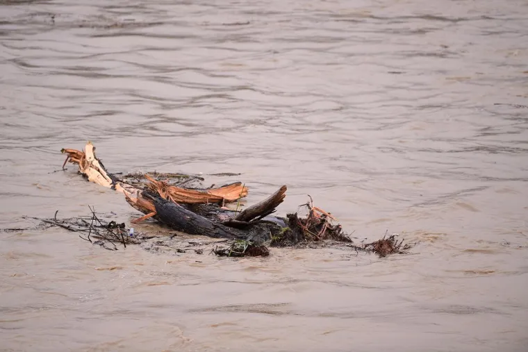 Zabrinuti Zagrepčani masovno dolaze na Savu provjeravati kakvo je stanje: Kroz metropolu upravo prolazi vrhunac vodenog vala