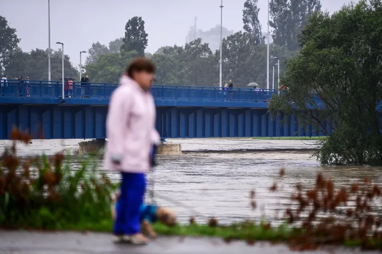Zabrinuti Zagrepčani masovno dolaze na Savu provjeravati kakvo je stanje: Kroz metropolu upravo prolazi vrhunac vodenog vala