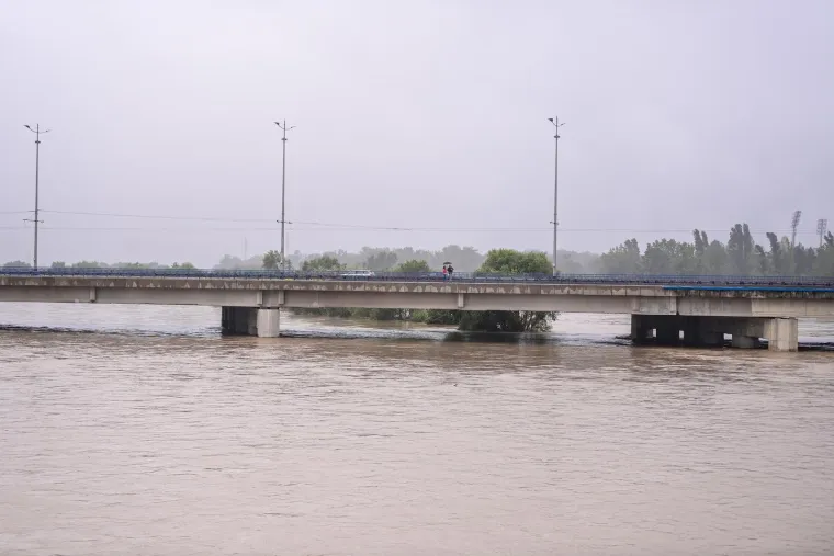 Zabrinuti Zagrepčani masovno dolaze na Savu provjeravati kakvo je stanje: Kroz metropolu upravo prolazi vrhunac vodenog vala