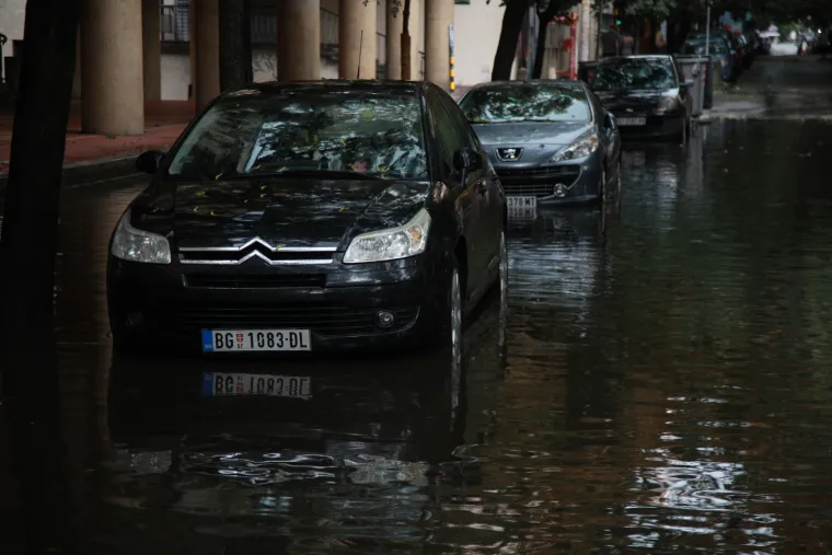 Jako nevrijeme do&scaron;lo i u Beograd. Vjetar nosio kontejnere za smeće. Promet na nekim mjestima blokiran zbog vode