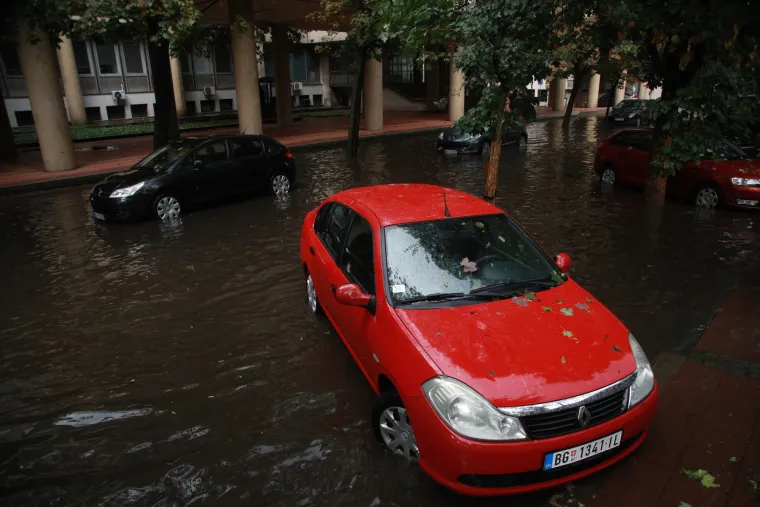 Jako nevrijeme do&scaron;lo i u Beograd. Vjetar nosio kontejnere za smeće. Promet na nekim mjestima blokiran zbog vode