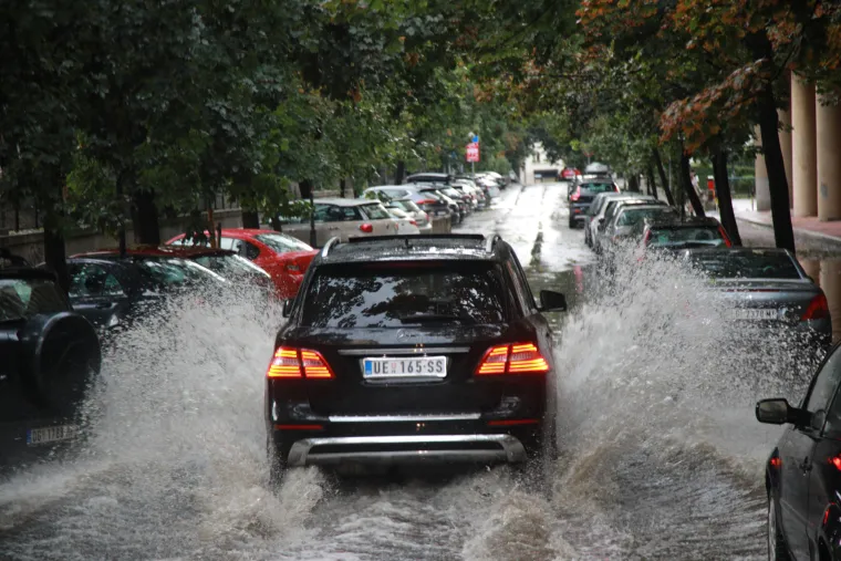 Jako nevrijeme do&scaron;lo i u Beograd. Vjetar nosio kontejnere za smeće. Promet na nekim mjestima blokiran zbog vode