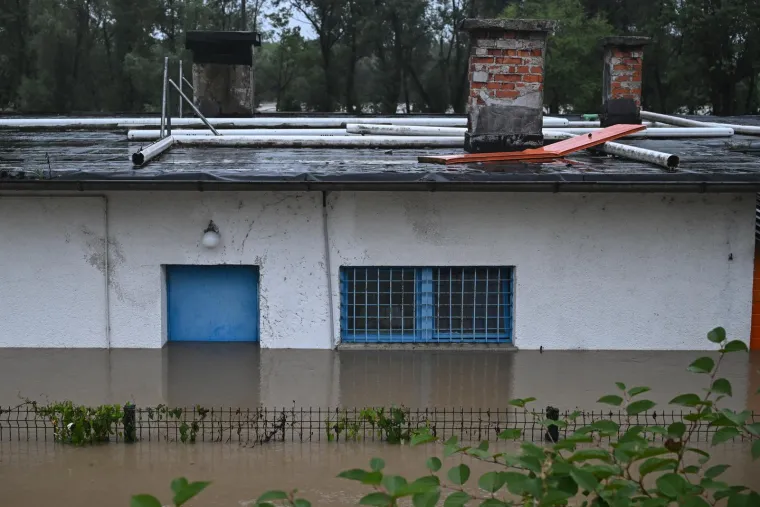 Sava bez milosti: Izlila se iz korita i potopila igralište i službene prostorije hrvatskog niželigaša