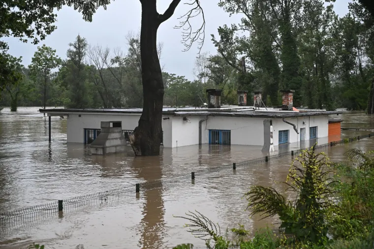 Sava bez milosti: Izlila se iz korita i potopila igralište i službene prostorije hrvatskog niželigaša