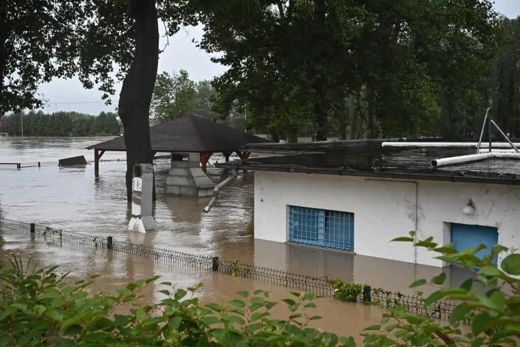 Sava bez milosti: Izlila se iz korita i potopila igralište i službene prostorije hrvatskog niželigaša