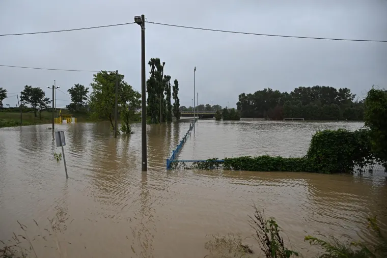 Sava bez milosti: Izlila se iz korita i potopila igralište i službene prostorije hrvatskog niželigaša