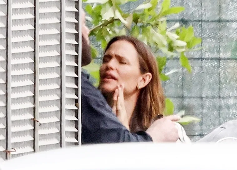 Ben, &scaron;to na ovo kaže J. Lo? Glumac uhvaćen u zagrljaju biv&scaron;e supruge, izgledali su vrlo blisko, kao nikad do sad!