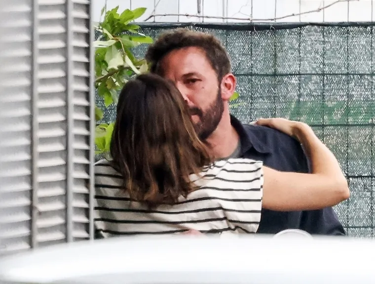 Ben, &scaron;to na ovo kaže J. Lo? Glumac uhvaćen u zagrljaju biv&scaron;e supruge, izgledali su vrlo blisko, kao nikad do sad!