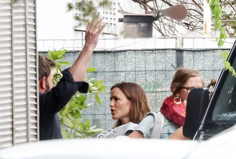 Ben, &scaron;to na ovo kaže J. Lo? Glumac uhvaćen u zagrljaju biv&scaron;e supruge, izgledali su vrlo blisko, kao nikad do sad!