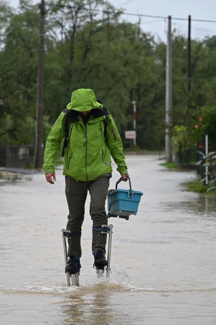 Kako se ovoga sjetio? Na &scaron;tulama korak po korak kroz poplavljeno Javorje