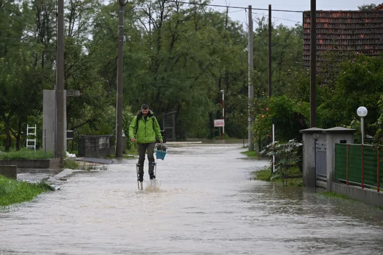 Kako se ovoga sjetio? Na &scaron;tulama korak po korak kroz poplavljeno Javorje