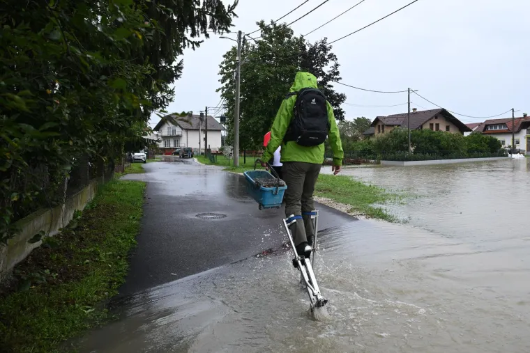 Kako se ovoga sjetio? Na &scaron;tulama korak po korak kroz poplavljeno Javorje