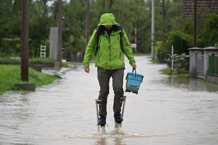 Kako se ovoga sjetio? Na &scaron;tulama korak po korak kroz poplavljeno Javorje