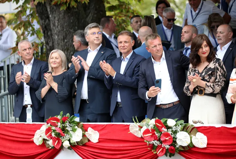 Vrh države okupio se na Sinjskoj alci, a mnoge iznenadio potez Milanovića i Plenkovića