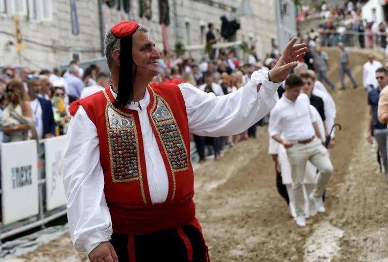 Vrh države okupio se na Sinjskoj alci, a mnoge iznenadio potez Milanovića i Plenkovića