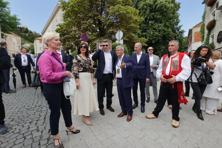 Vrh države okupio se na Sinjskoj alci, a mnoge iznenadio potez Milanovića i Plenkovića