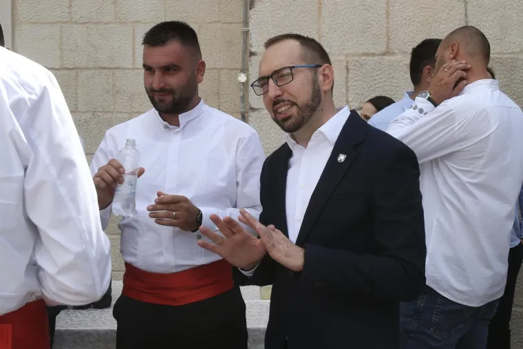 Vrh države okupio se na Sinjskoj alci, a mnoge iznenadio potez Milanovića i Plenkovića