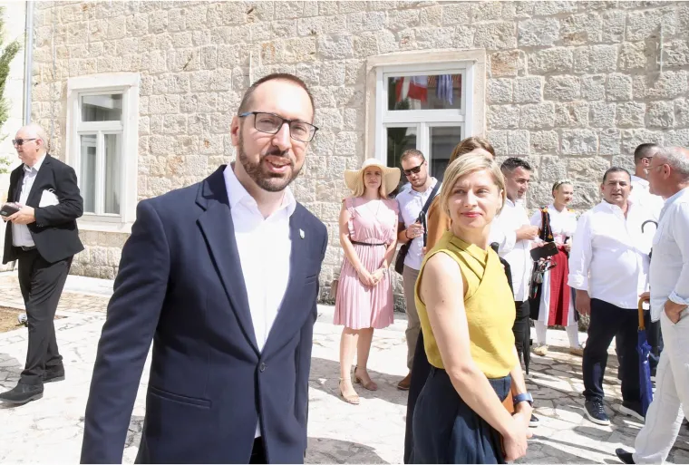 Vrh države okupio se na Sinjskoj alci, a mnoge iznenadio potez Milanovića i Plenkovića