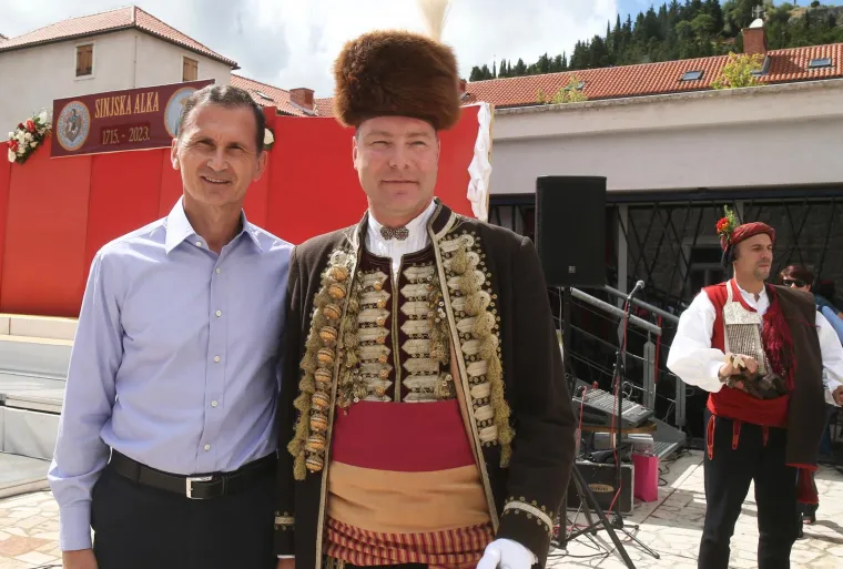Vrh države okupio se na Sinjskoj alci, a mnoge iznenadio potez Milanovića i Plenkovića
