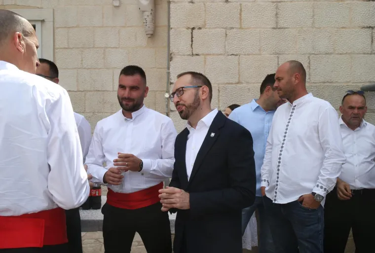 Vrh države okupio se na Sinjskoj alci, a mnoge iznenadio potez Milanovića i Plenkovića