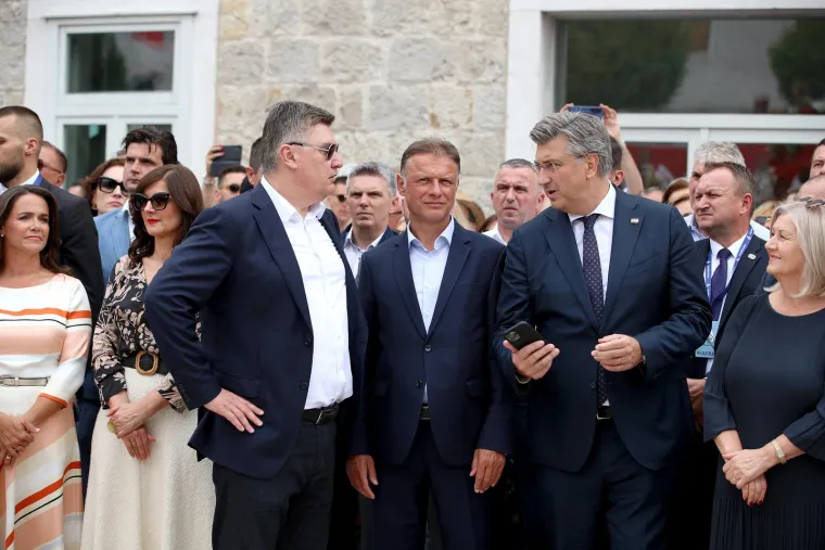 Vrh države okupio se na Sinjskoj alci, a mnoge iznenadio potez Milanovića i Plenkovića