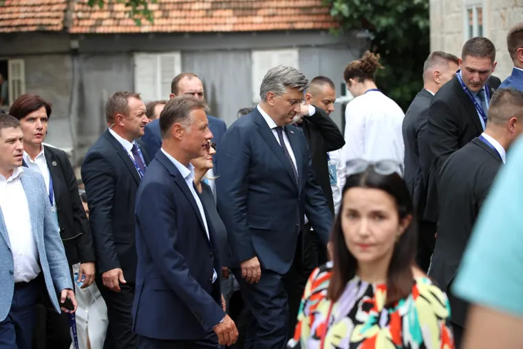 Vrh države okupio se na Sinjskoj alci, a mnoge iznenadio potez Milanovića i Plenkovića