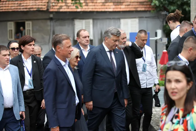 Vrh države okupio se na Sinjskoj alci, a mnoge iznenadio potez Milanovića i Plenkovića