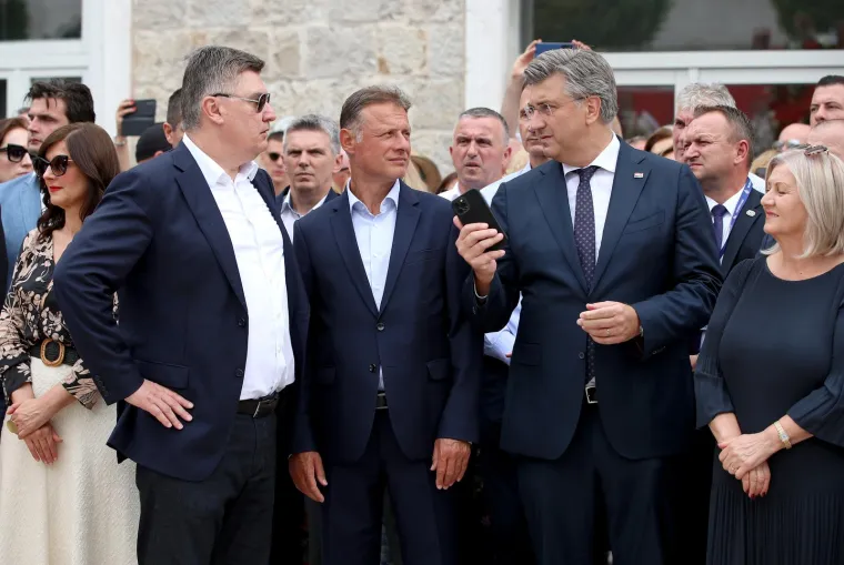 Vrh države okupio se na Sinjskoj alci, a mnoge iznenadio potez Milanovića i Plenkovića