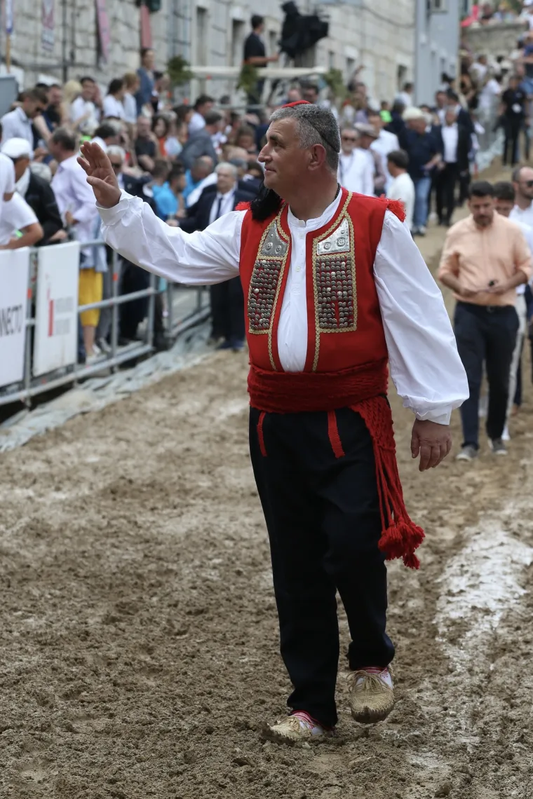 Najprije u Knin, a danas se svi sjatili u Sinj:  Pogledajte tko je sve do&scaron;ao na 308. Alku