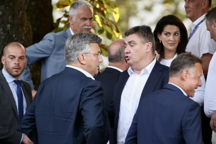 Komentirajući rukovanje s Milanovićem, Plenković je  rekao da se &quot;uvijek kulturno pozdrave na Oluji i Alci&quot;, ali nastavio s kritikama Predsjednika. &quot;Hoće li on potpisati odluku o VSOA-i? To je na njemu, mi smo usuglasili i ja sam svoj dio papira potpisa, bilo bi dobro da i on jer su ostala četiri radna dana. Vlada i danas radi, održat ćemo telefonsku sjednicu da pomognemo Sloveniji i poslat ćemo jedan helikopter koji će im pomoći u prijevozu stvari i pomoći”, rekao je Andrej Plenković za N1. 