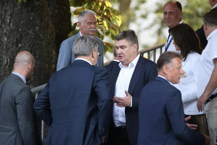 Tvrdi da 90 posto svih imenovanja unutar oružanih snaga su na stolu Milanovića. “Ne ponaša se sukladno zakonu jer traži nekakav paket. To je možda u njegovoj glavi, ali toga nema u zakonu”, napomenuo je.  Na pitanje o čemu su jučer pričali na Oluji samo je kroz osmijeh odgovorio: “Honeymoon (eng. medeni mjesec)”. 