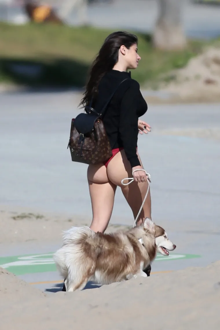 Provokativni crveni badić na plaži jednostavno nije izdržao: Naramenica joj je pala pa je pokazala previ&scaron;e