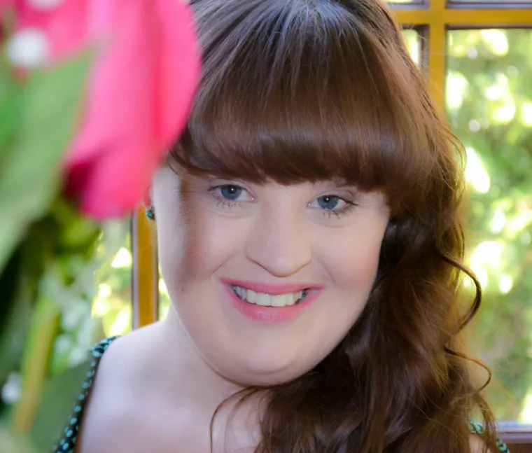 Jamie Brewer je model i glumica, najpoznatija po ulozi u seriji &quot;Američka horor priča&quot;. 37-godišnja Jamie postala je i prva manekenka s Downovim sindromom koja je prošetala modnom pistom New York Fashion Weeka. Jamie je jednom rekla da joj je drago što je ona uzor ženama koje potiče da budu ono što jesu i da to ne skrivaju.