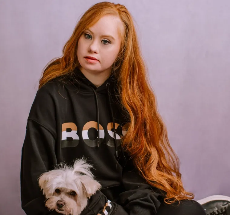 Madeline Stuart je postala svjetski fenomen i sada je najpoznatija manekenka s Downovim sindromom. Njezin put do slave započeo je kad je njezina mama podijelila fotografiju na kojoj je Madeline izgubila 20 kilograma kako bi postala zdravija, što joj je pomoglo u ostvarivanju snova. Snimala je za najpoznatije časopise i šetala je modnim pistama po cijelom svijetu, razbijajući stereotipe o osobama s Downovim sindromom.