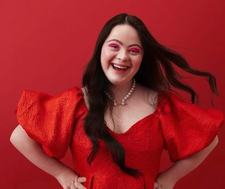 Ellie Goldstein se bavi manekenstvom od svoje 15. godine i ne samo da je radila sa svjetski poznatim brendovima poput Guccija i Nikea, već i studira izvedbene umjetnosti na fakultetu. Uz takvu predanost, nema sumnje da će Ellie ostvariti sve svoje životne ciljeve i promijeniti modnu industriju na bolje.