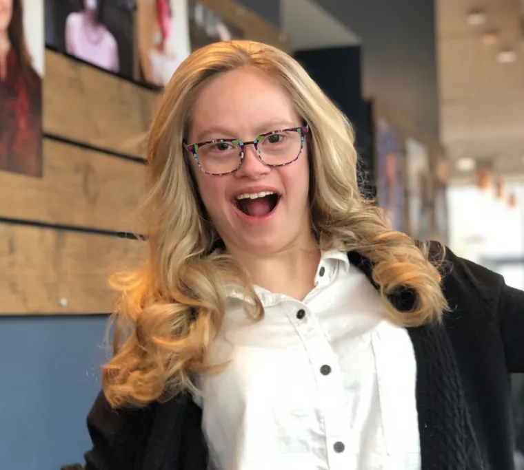 Mikayla Holmgren za sebe kaže da &quot;ima mali Downov sindrom sa strane.&quot; Ona je model, prva natjecateljica na izboru za Miss SAD-a s Downovim sindromom, plesačica i govornica.