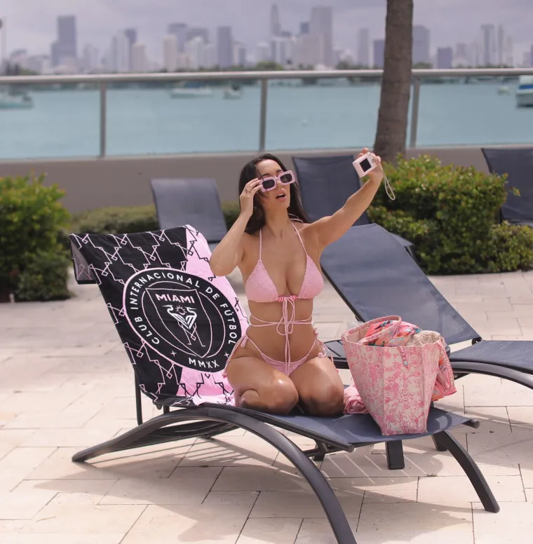 Atraktivnu Hrvaticu paparazzi uhvatili u nevjerojatno seksi izdanju u Miamiju: Njezin ulazak u bazen ostavlja bez daha