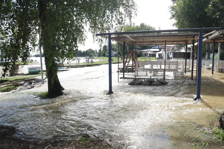 Strašne scene nakon dolaska vodene bujice: Drava napravila kaos na Šoderici, urušila se i jedna kuća