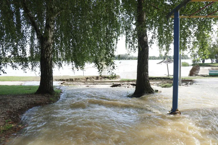 Strašne scene nakon dolaska vodene bujice: Drava napravila kaos na Šoderici, urušila se i jedna kuća