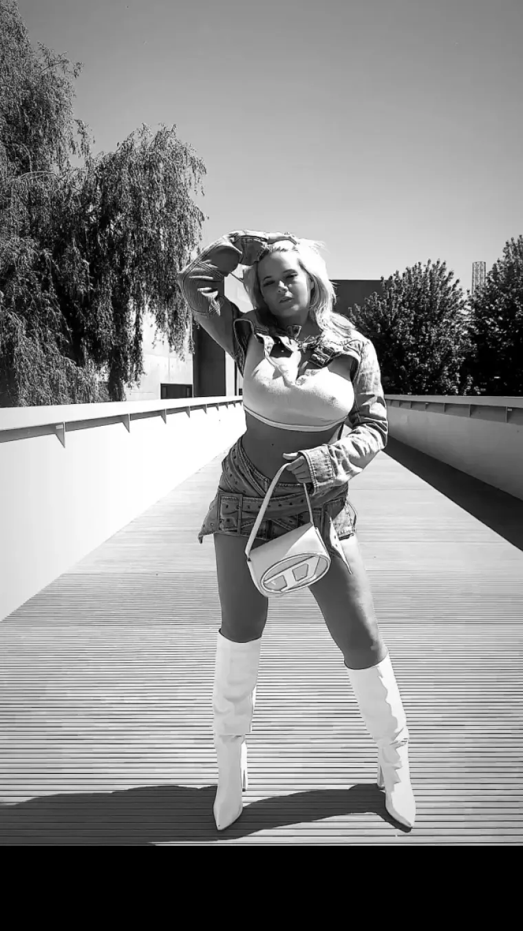 Fanovi izvan sebe: Prezgodna ring djevojka se uvukla u siću&scaron;ni topić i podigla temperaturu do usijanja