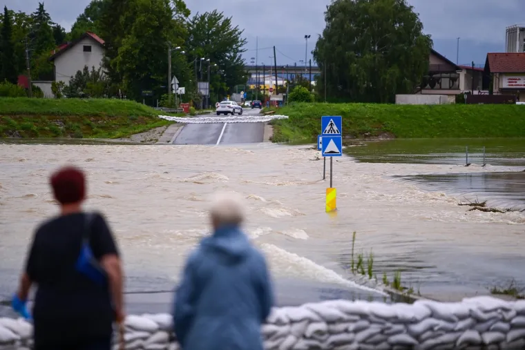 Zbog porasta vodostaja save, u petak je aktiviran oteretni kanal Sava-Odra, a u naselju Blato bila je zatvorena cesta koja vodi prema Lučkom. Zadnji put kanal je aktiviran 2010. godine. 