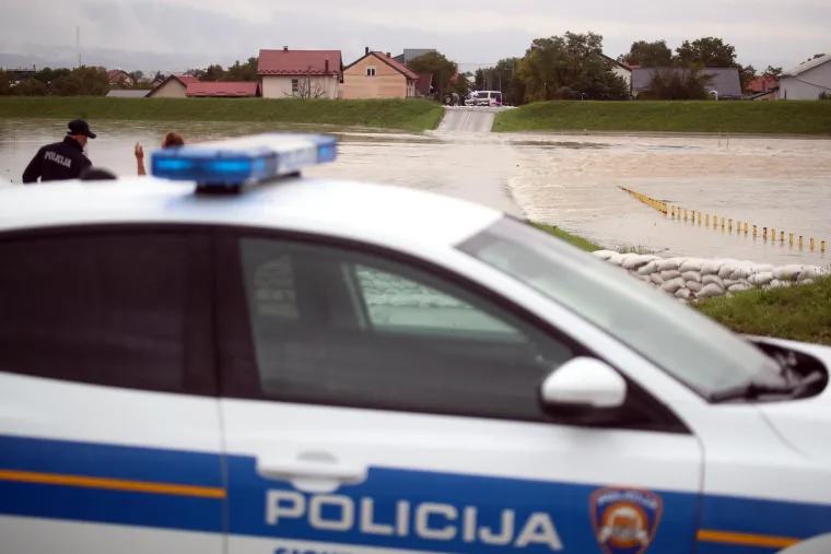 Donosimo veliki fotoizvje&scaron;taj s poplavom pogođenih područja: Prizori katastrofe pogađaju ravno u srce, borbe s bujicama su nemilosrdne