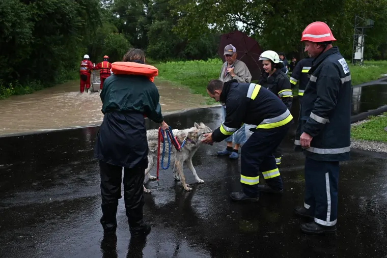 Donosimo veliki fotoizvje&scaron;taj s poplavom pogođenih područja: Prizori katastrofe pogađaju ravno u srce, borbe s bujicama su nemilosrdne