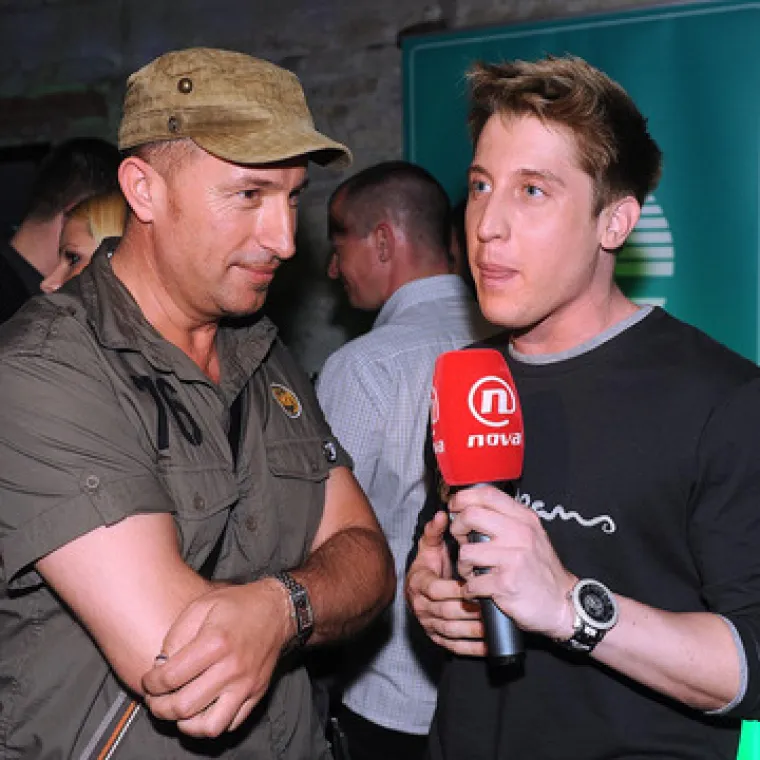 Pjevač je neko vrijeme bio i član žirija showa &apos;Story Supenova Music Talents Junior Show&apos;, no ondje je upao u probleme jer je imao neprimjerene komentare koje je upućivao mladim kandidatima. Jednog djevojci od 13 godina je dobacio broj svoje sobe, drugu je tražio 10 kuna za autogram i napomenuo joj je da &apos;sljedeći put ne dolazi bez 10 kuna&apos;, a trećoj je nakon audicije rekao: ‘Lijepo pjevaš, ali si ružna’.