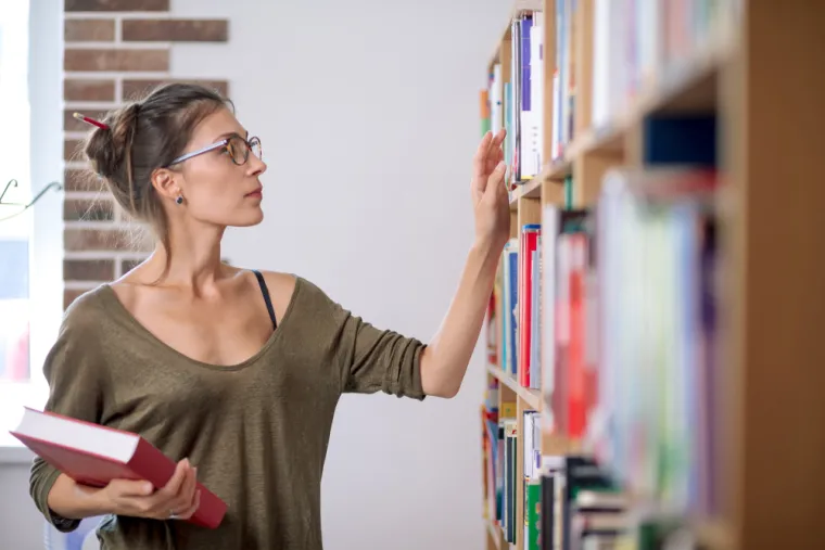 3. U stalnoj su potrazi za znanjem: Osobe s visokim koeficijentom inteligencije nikada se ne zadovoljavaju onime što znaju – uvijek žude za novim znanjima i iskustvima. 