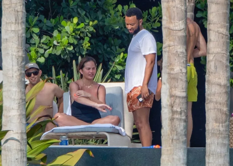 Chrissy Teigen iznenadila u neobično čednom badiću, ali ovo njezino golo kupanje ne zaboravlja se lako